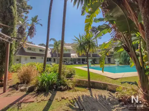 Casa 7 ambientes con 9 baños