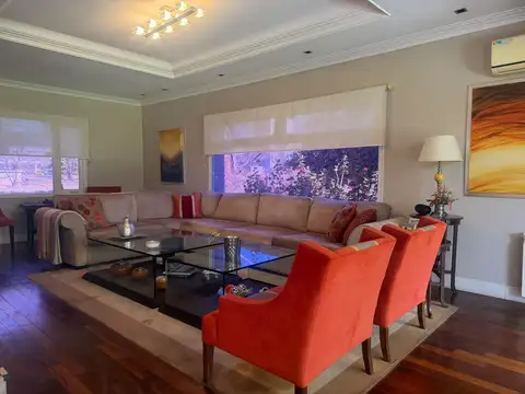 Casa 5 ambientes con 4 baños