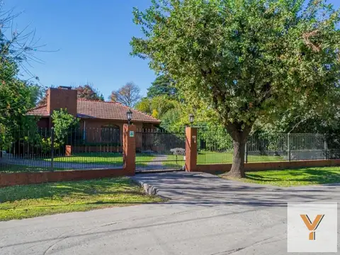 Los Aromos e/ Los Padres y El Maiten - Barrio Parque El Trébol