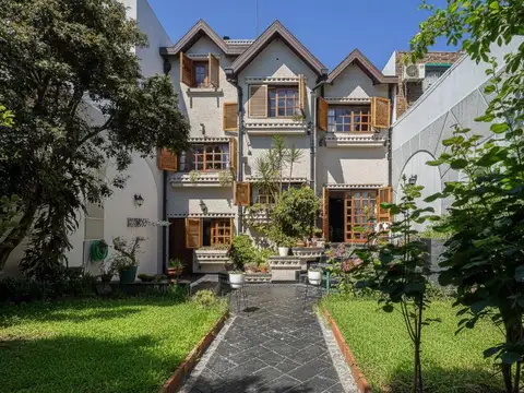 Casa en Venta con 2 cocheras