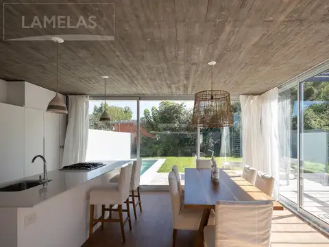 Casa en Venta con 2 cocheras
