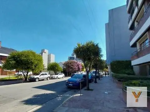 Arenales e/ Castelli y Alvarado