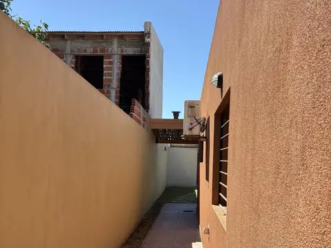 Casa 4 ambientes con 2 baños