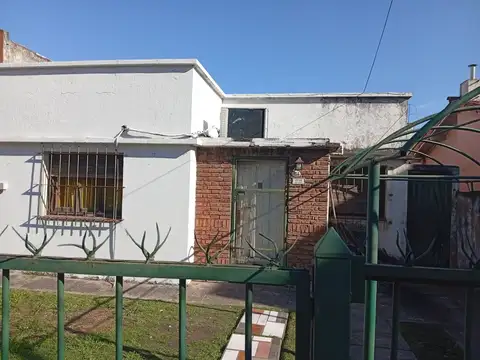 EXCELENTE LOTE Y CASA A RECICLAR EN MORENO CENTRO