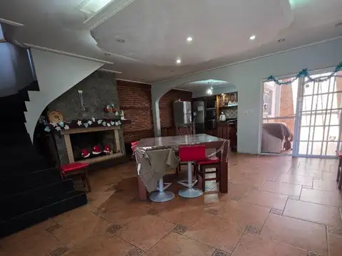 Casa en Venta con 2 cocheras