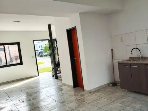 Casa en Alquiler con 2 cocheras