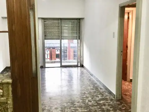VENTA DEPTO.3 AMB. FRENTE 1ºPISO C/BALCÓN A PASOS ESTACIÓN.