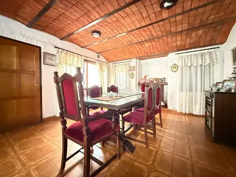 Casa 6 ambientes con 5 baños