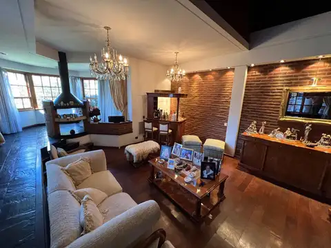 Casa en Venta con 3 cocheras