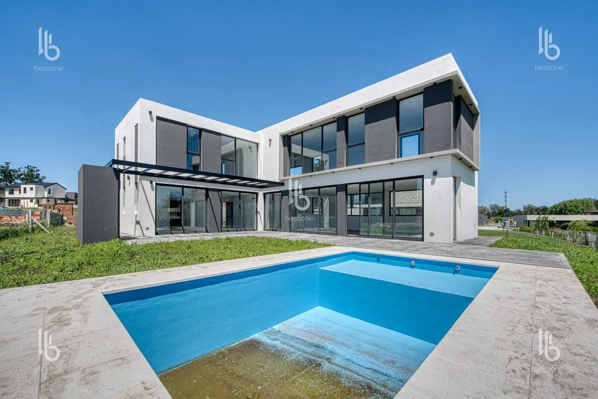 Casa a estrenar 4 dorm, 290m² con piscina — Rumenco