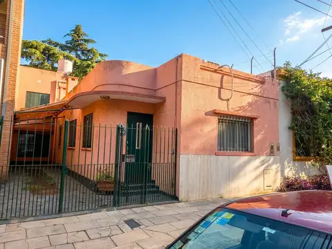 Martínez: Casa Para Reciclar o Apto Desarrollo. a Media Cuadra de Avda. Orientacion Norte. con Jardín y Garage