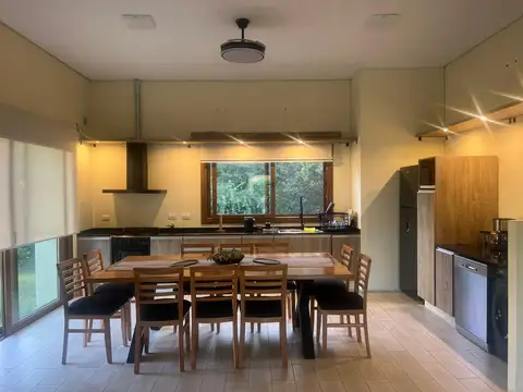 Casa 6 ambientes con 5 baños