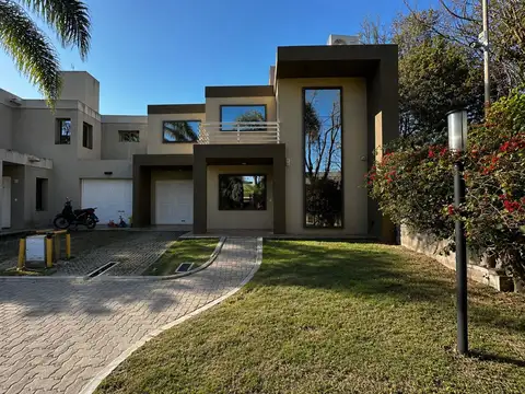 Casa 9 ambientes con 2 baños