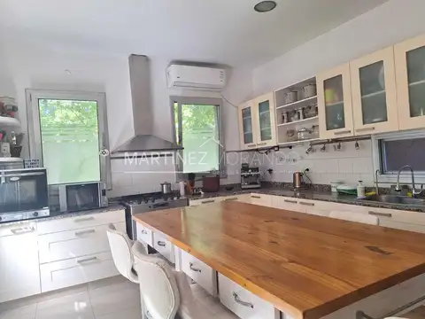 Casa 6 ambientes con 5 baños