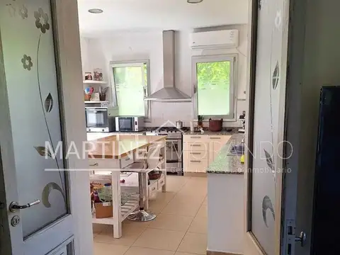 Casa 6 ambientes con 5 baños