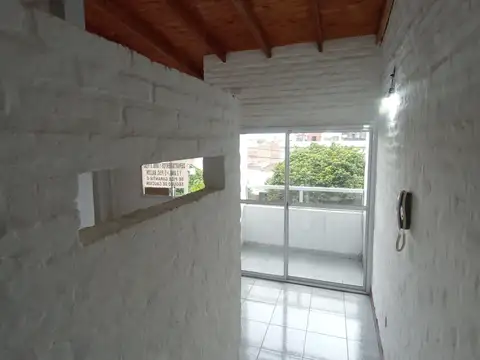 1 AMB Y MEDIO  ELOY ALFARO 1425 FRENTE BALCON C/ENTRE PISO