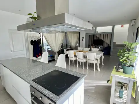 Casa en Venta con 4 cocheras
