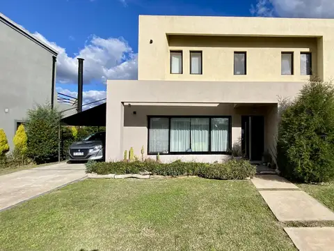 Casa en Venta en Barrio Santa Emilia - Pilar del Este - Con Piscina