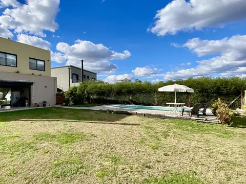 Casa en Venta en Barrio Santa Emilia - Pilar del Este - Con Piscina