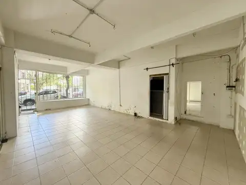 Importante local ubicado en pleno centro comercial de Martínez con buena vidriera y dos baños.