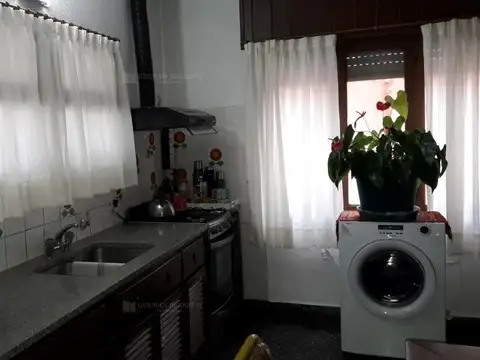Casa en Venta con 3 cocheras