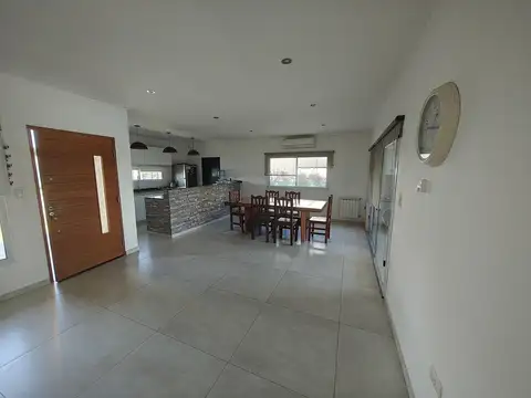 Casa 5 ambientes con 3 baños