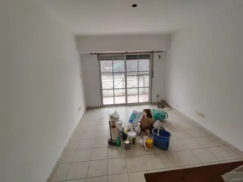 3 amb. contra  frente  con balcón y cochera descubierta