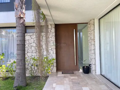 Casa 6 ambientes con 4 baños