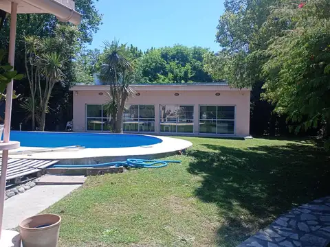 CASA QUINTA CON PISCINA SOBRE AVENIDA EN SOURIGUES U$S 260.000.-