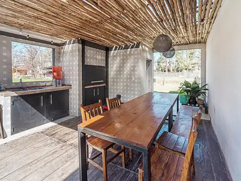 Casa 4 ambientes con 2 baños
