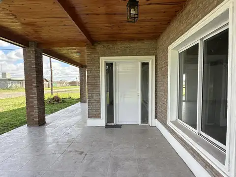 Casa 4 ambientes con 2 baños