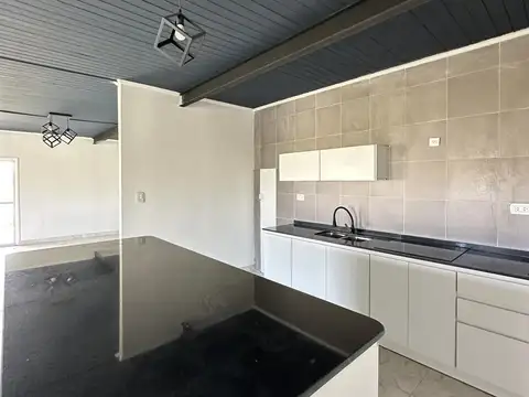 VENTA CASA TRES DORMITORIOS CON PILETA EN BARRIO LOS CEDROS ROLDAN
