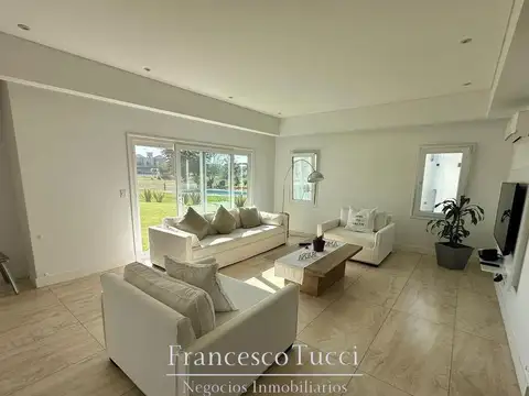 Casa en Venta con 2 cocheras