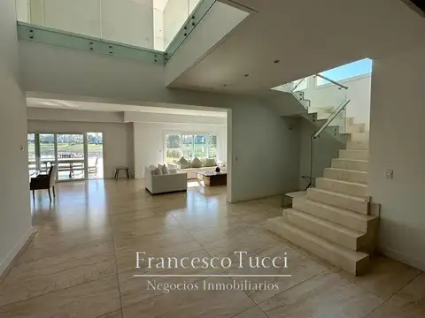 Casa 4 ambientes con 5 baños