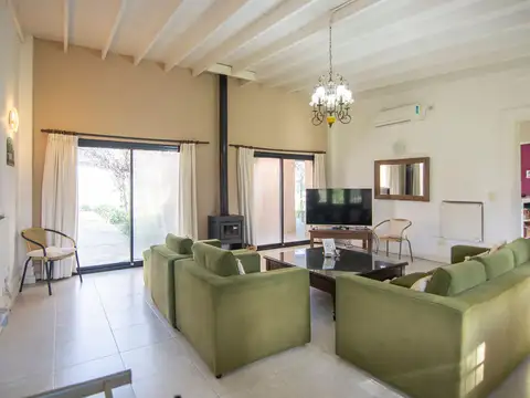 Casa 8 ambientes con 4 baños