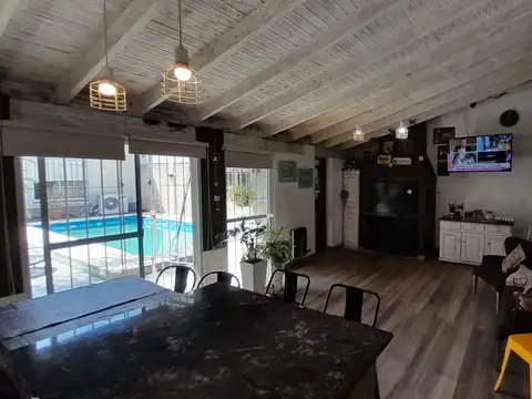 Casa con pileta en venta en Isidro Casanova