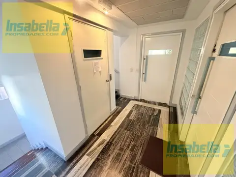 Hipolito Yrigoyen al 2800 (esq. Garay)