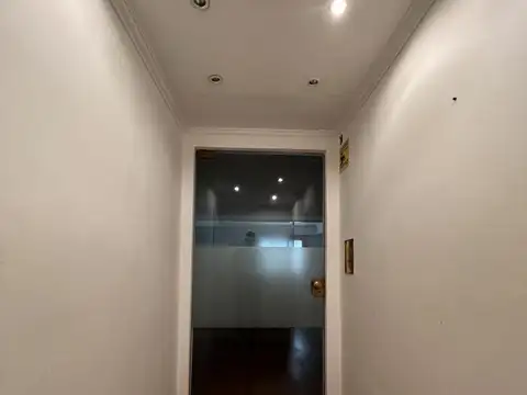 Excelente oficina con 2 cocheras en edificio de Categoría