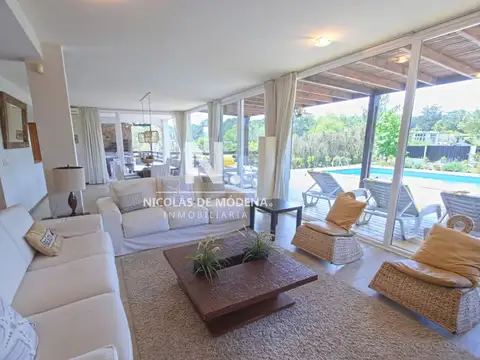 Casa 5 ambientes con 4 baños
