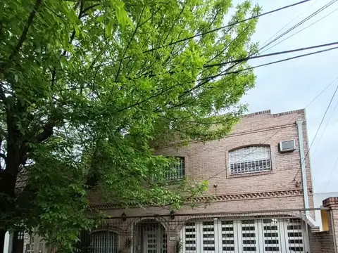Hermosa PROPIEDAD de 5 ambientes con jardín y pileta + DEPARTAMENTO de 2 ambientes
