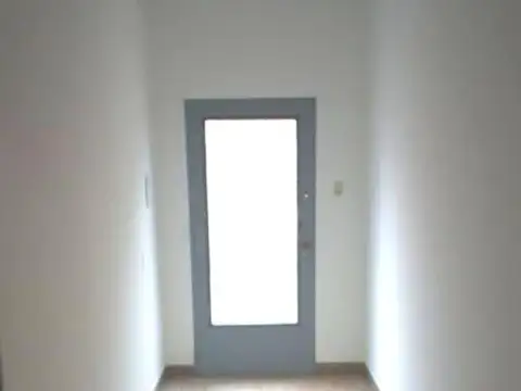 PH al frente de dos ambientes con patio en Jose León Suarez