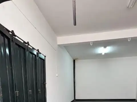 Galpón 160m2 con dependencias, oficina y cochera para +2 veh