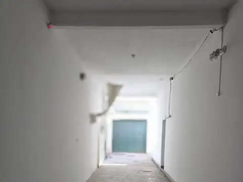 Galpón 160m2 con dependencias, oficina y cochera para +2 veh