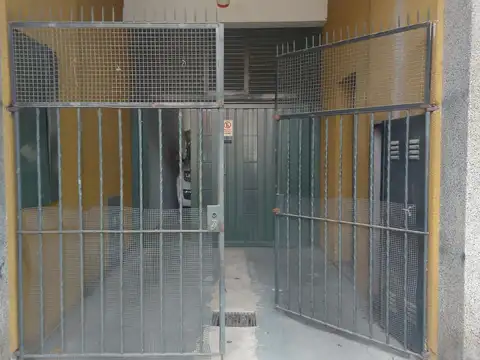 Galpón 160m2 con dependencias, oficina y cochera para +2 veh