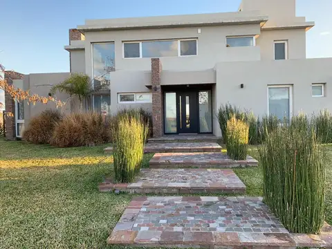 Venta Casa 8 amb a La Laguna barrio El Cantón Norte Escobar