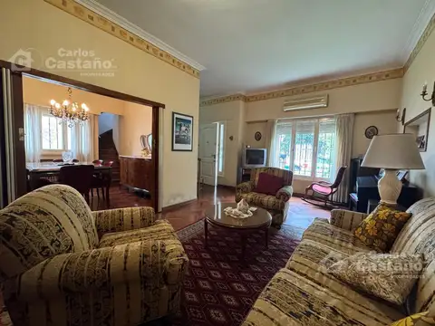 Chalet Sobre Lote de 10x27,5m con Fondo, Garaje, Ideal Refacción