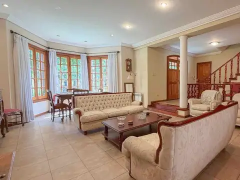 CASA 8 AMBIENTES EN VENTA EN BURZACO CON PISCINA
