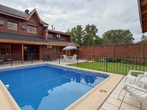 CASA 8 AMBIENTES EN VENTA EN BURZACO CON PISCINA