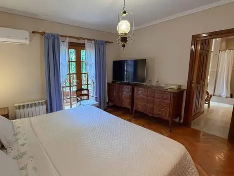 Casa 8 ambientes con 4 baños