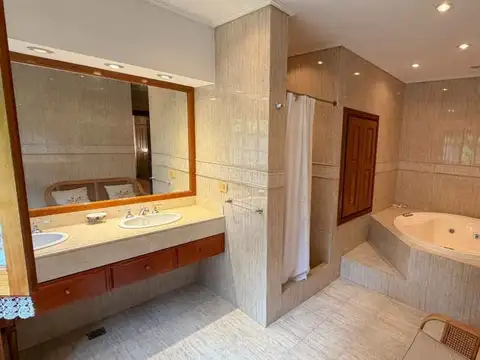 Casa en Venta con 3 cocheras